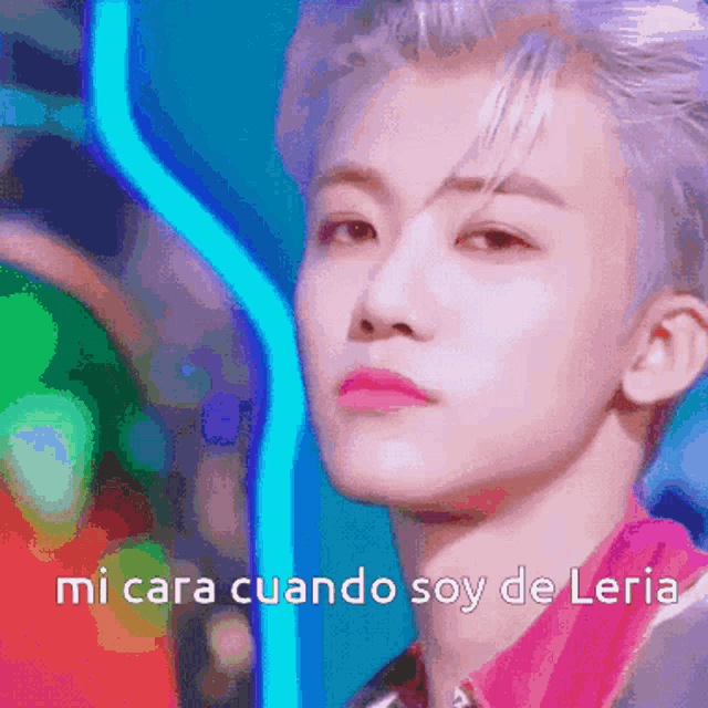 a close up of a person 's face with the words mi cara cuando soy de leria written below it