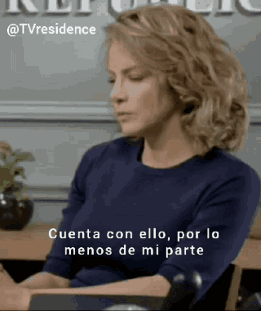 a woman sitting at a desk with the words cuenta con elo por lo menos de mi parte written below her