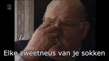 a man with glasses and a ring on his finger says " elke zweetneus van je sokken "