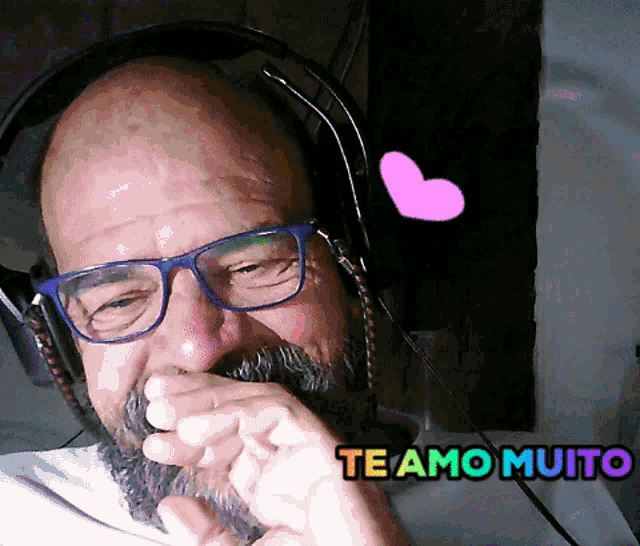 a man with glasses and a beard wearing headphones with the words te amo muito above him