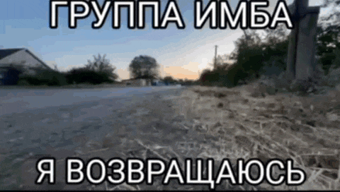 a foreign language meme shows a road with a few houses in the background