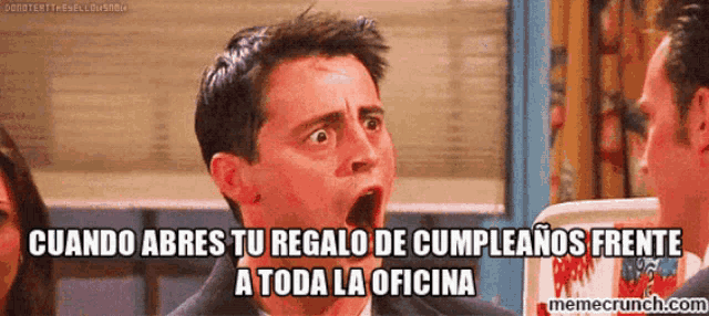 a man with a surprised look on his face says cuando abres tu regalo de cumpleanos frente a toda la office
