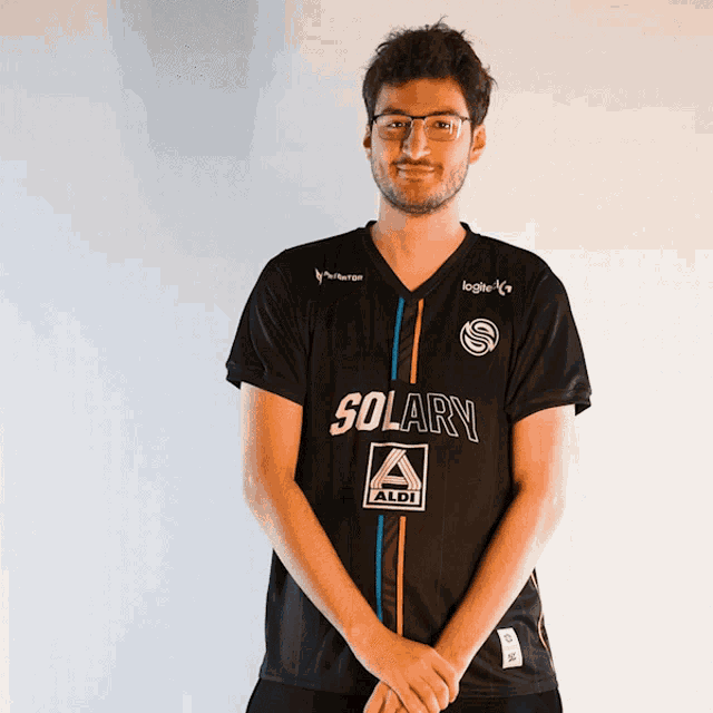 a man wearing a black shirt that says solary aldi