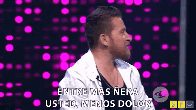 a man in a white jacket says entre mas nera usted, menos dolor