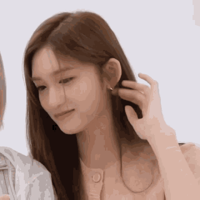 Leeseo Laugh Leeseo Looking And Laugh GIF - Leeseo Laugh Leeseo Looking And Laugh Ive Leeseo Laugh GIFs
