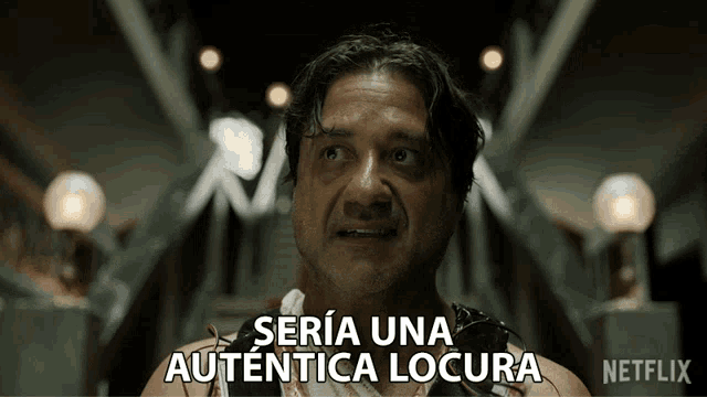 a man with a bandage on his chest says seria una authentica locura