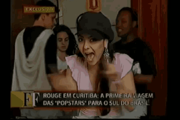 a woman wearing a black hat is on a television screen with the words rouge em curitiba a primeira viagem das popstars