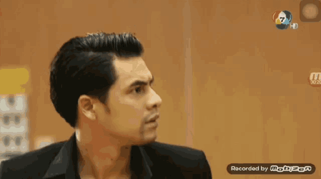 a man 's face is shown in a video that was recorded on mobizen
