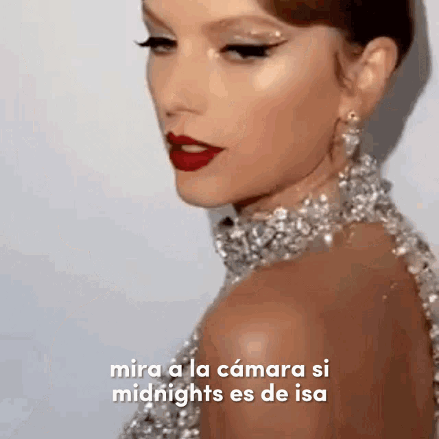 a close up of a woman 's face with the words mira a la camara si midnights es de isa above her
