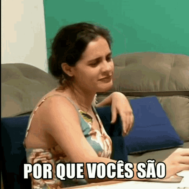 a woman is sitting on a couch with the words por que voces sao written on the bottom