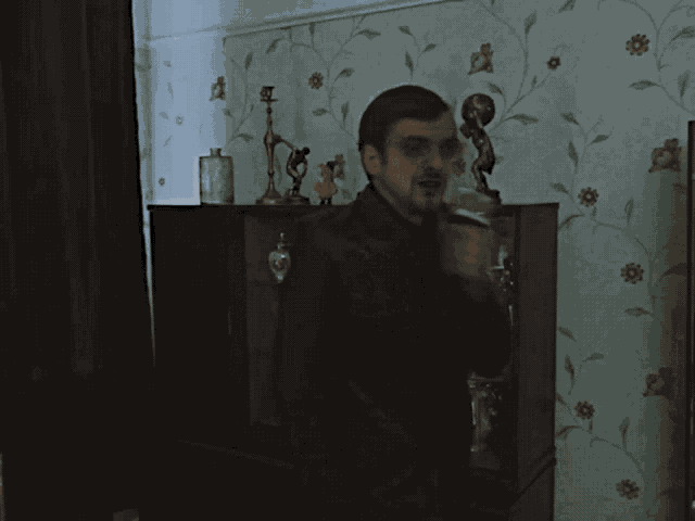 a man holding a microphone with the words " загадка дыр " written above him