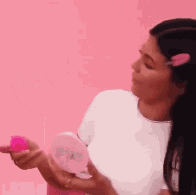 Kylie Jenner Kylie Jenner Laughing GIF - Kylie Jenner Kylie Jenner Laughing Kylie Jenner Doing Makeup GIFs