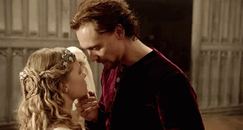 Henry V Kiss GIF - Henry V Kiss Tom Hiddleston GIFs