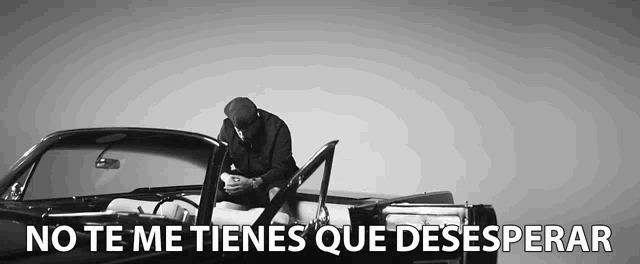 a man sitting in a car with the words no te me tienes que desesperar