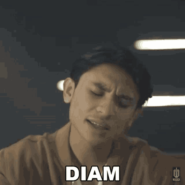 a man is making a funny face and the word diam is on his forehead