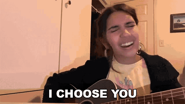 a girl singing into an acoustic guitar with the words " i choose you " on the screen