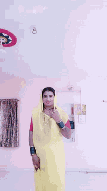 Rathodraj Yellow Saree GIF - Rathodraj Yellow Saree Simran GIFs