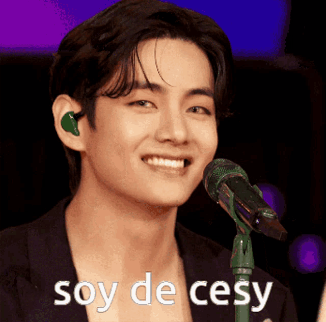 a young man is singing into a green microphone with the words soy de cesy written below him
