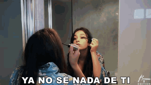 a woman applying mascara in front of a mirror with the words ya no se nada de ti written below her