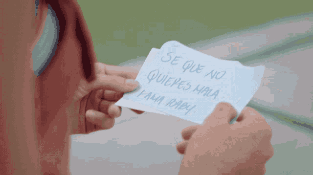 a person is holding a piece of paper that says se que no quieres nada fana baby