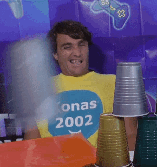 a man wearing a yellow shirt that says ' ronas 2002 '