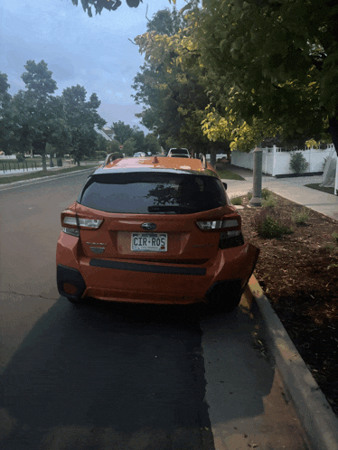 a car with a license plate that says car-ros