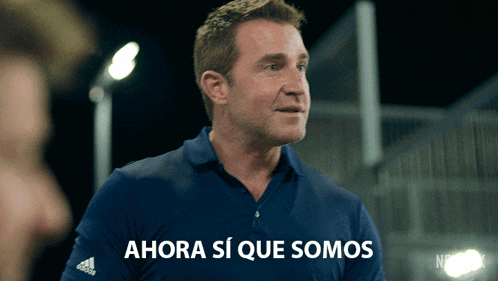 a man wearing an adidas shirt says ahora si que somos in spanish