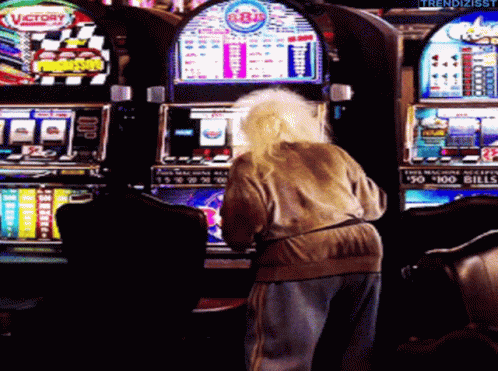 Slot Maschine Old Lady GIF - Slot Maschine Old Lady Gambling GIFs
