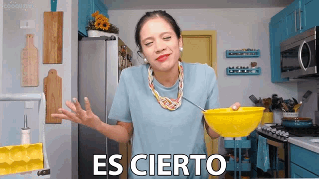 a woman in a blue shirt is holding a yellow bowl and the word es cierto is above her