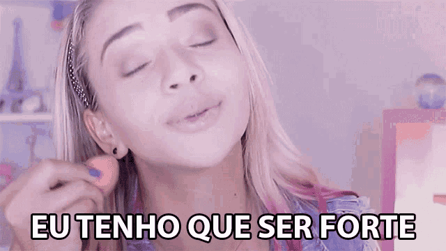 a woman is applying makeup with the words eu tenho que ser forte written below her