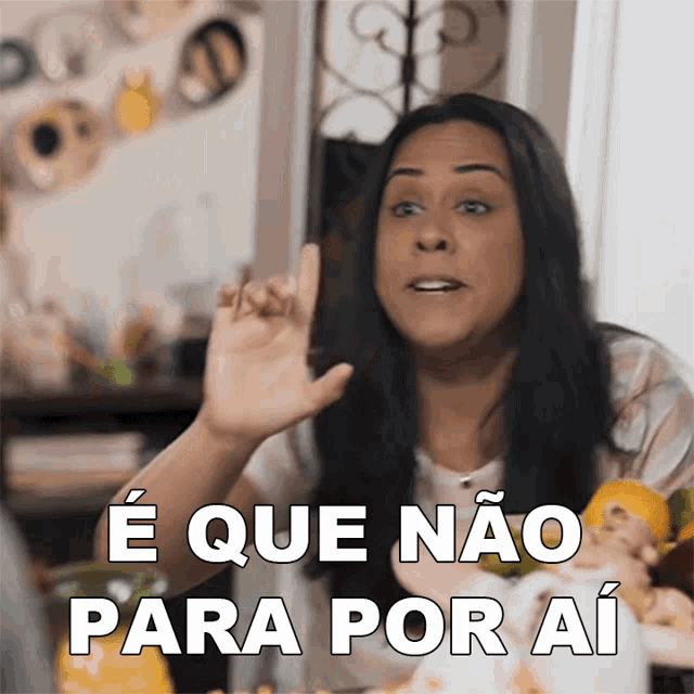 a woman sitting at a table with the words e que nao para por ai above her