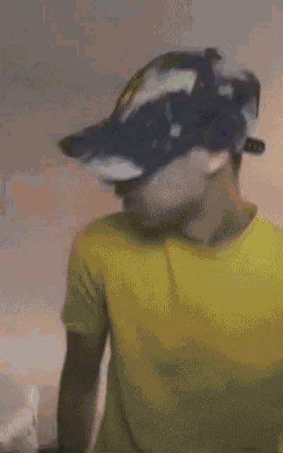 a blurry picture of a man wearing a yellow shirt and hat