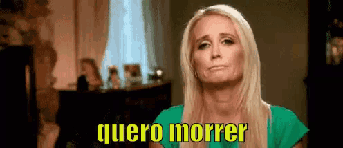 a woman says quero morrer in a green shirt