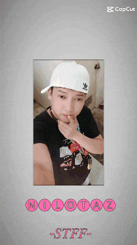 a man wearing a white hat and a black shirt with the name nilotaz