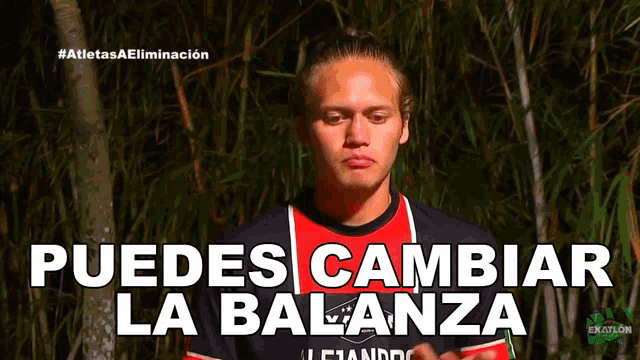 a man in a blue and red shirt with the words puedes cambiar la balanza
