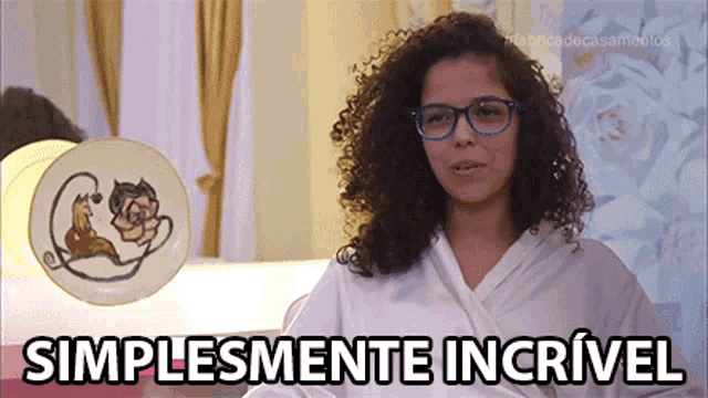 a woman wearing glasses and a white robe says simplesmente incrivel in front of a plate