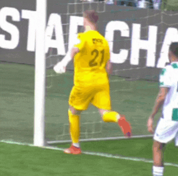 a soccer player with the number 21 on his shirt