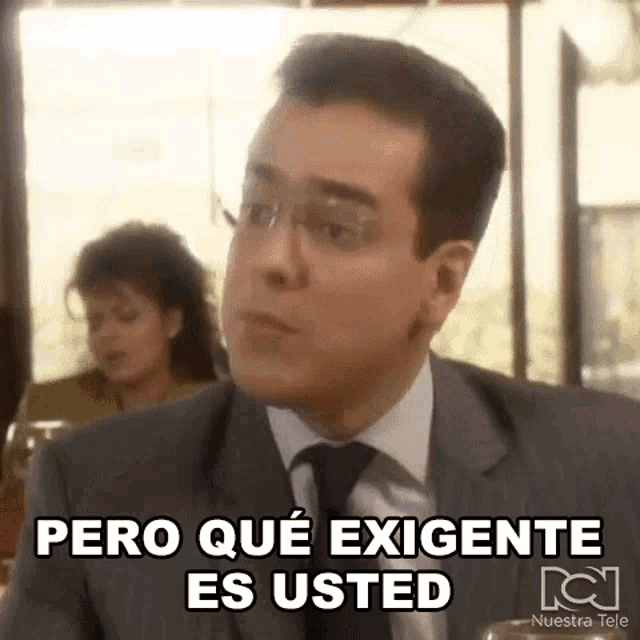 a man in a suit and tie says pero que exigente es usted in spanish