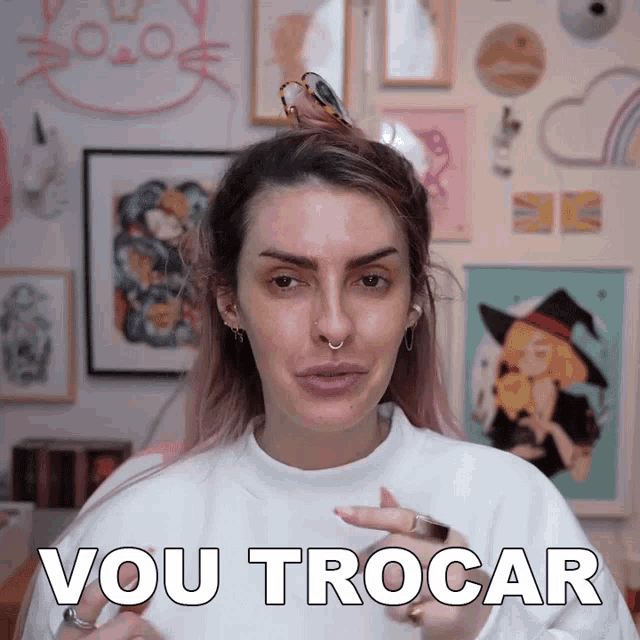 a woman wearing a white sweater with the words vou trocar on the bottom