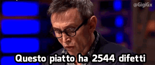 a man wearing glasses says " questo piatto ha 2554 difetti "