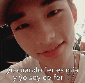 a close up of a person 's face with the words yo cuando fer es mia y yo soy de fer written below it