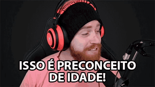 a man with a beard wearing headphones and a beanie says isso e preconceito de idade