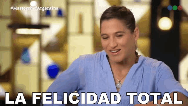 a woman in a blue shirt says la felicidad total in spanish