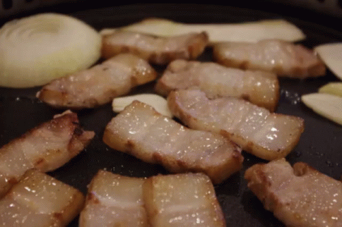 삽겹살 지글지글 철판 굽기 굽다 고기 양파 돼지고기 GIF - Pork Belly Sizzling Meat GIFs