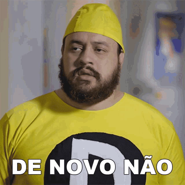 a man with a beard wears a yellow shirt that says de novo não