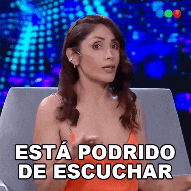 a woman is sitting in a chair with the words " esta podrido de escuchar " on the screen