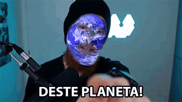 a man with a face painted with the earth and the words " deste planeta " below him