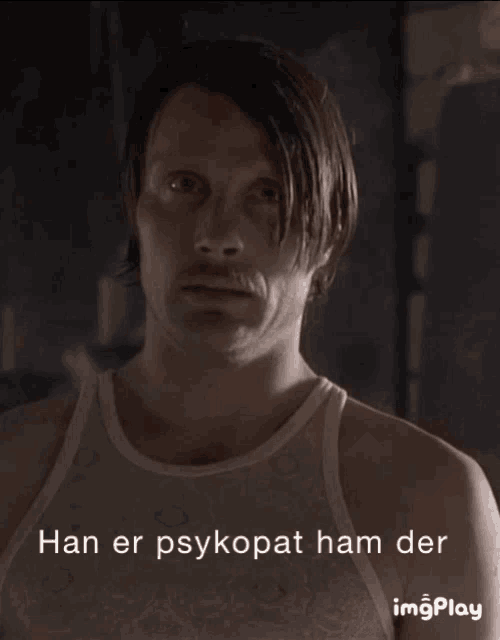 a man in a tank top with the words han er psykopat ham der