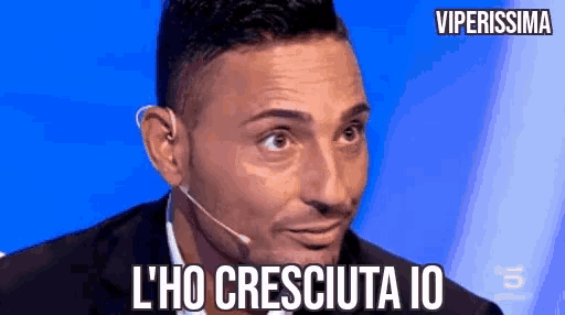 a man wearing a microphone says l' ho cresciuta 10