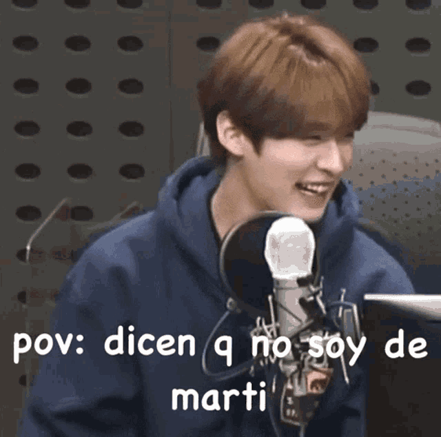 a man sitting in front of a microphone with the words " pov dicen q no soy de marti " on the bottom